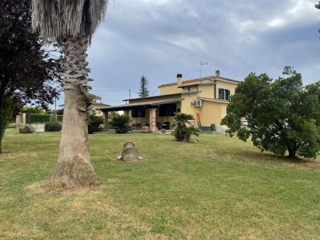 Villa Indipendente in vendita a Latina, Lazio