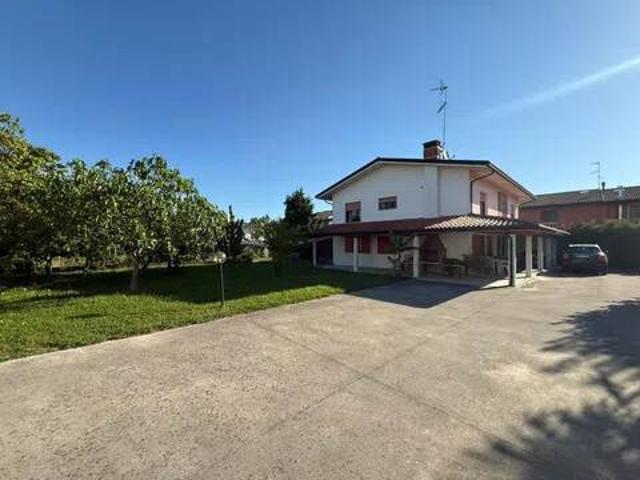 Villa Indipendente in vendita a Latisana, Friuli-Venezia Giulia