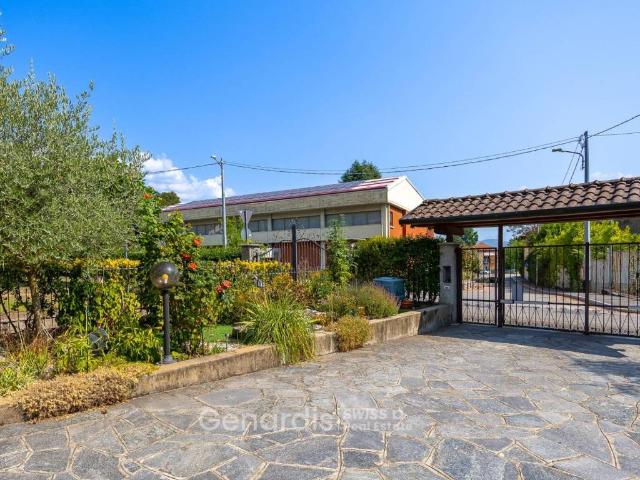 Villa Indipendente in vendita a Comunità Montana del Piambello, Lavena Ponte Tresa