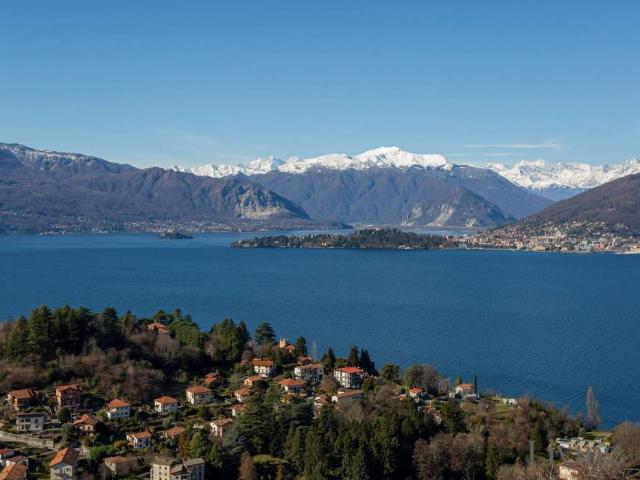 Villa Indipendente in vendita a Comunità Montana Valli del Verbano, Laveno Mombello
