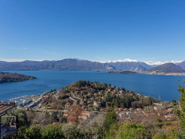 Villa Indipendente in vendita a Comunità Montana Valli del Verbano, Laveno Mombello