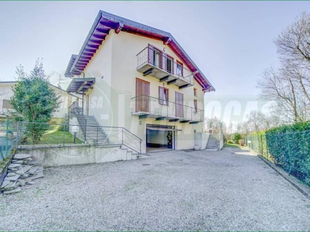 Villa Indipendente in vendita a Comunità Montana Valli del Verbano, Cerro