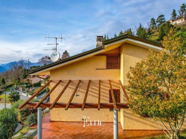 Villa Indipendente in vendita a Comunità Montana Valli del Verbano, Laveno Mombello