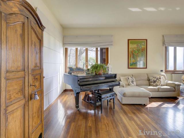 Villa Indipendente in vendita a Comunità Montana Valli del Verbano, Laveno Mombello