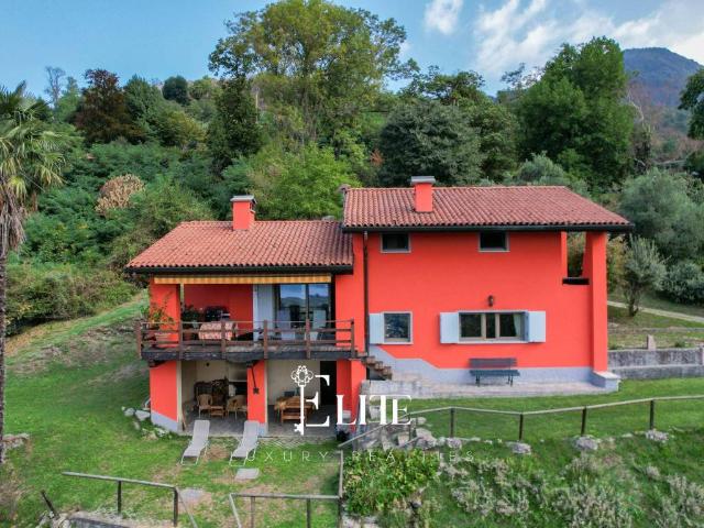 Villa Indipendente in vendita a Laveno, Laveno-Mombello