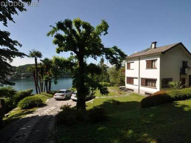 Villa Indipendente in vendita a Comunità Montana Valli del Verbano, Laveno Mombello
