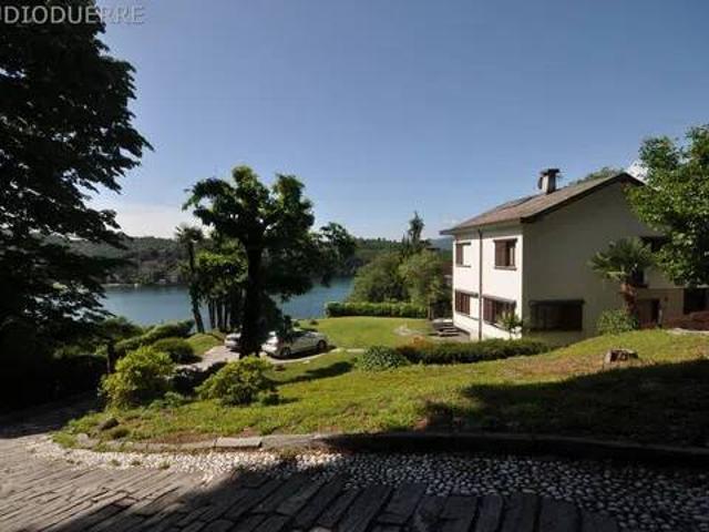 Villa Indipendente in vendita a Comunità Montana Valli del Verbano, Laveno Mombello