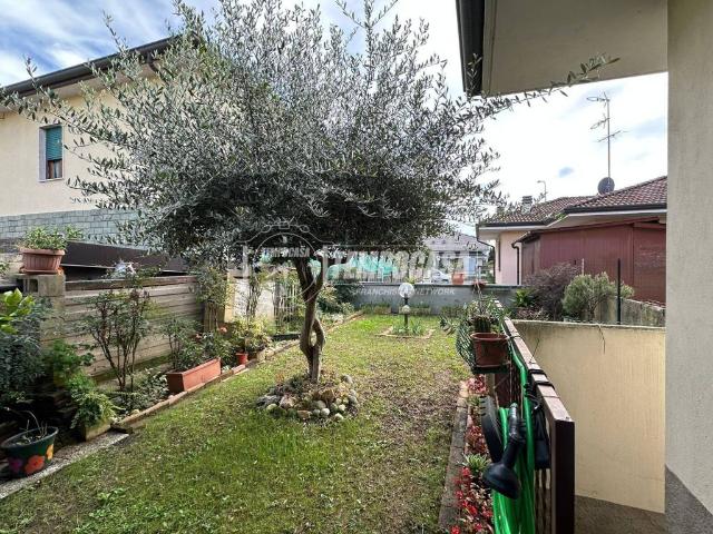 Villa Indipendente in vendita a Lazzate, Lombardia