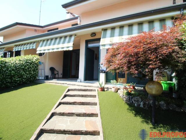 Villa Indipendente in vendita a Lazzate, Lombardia