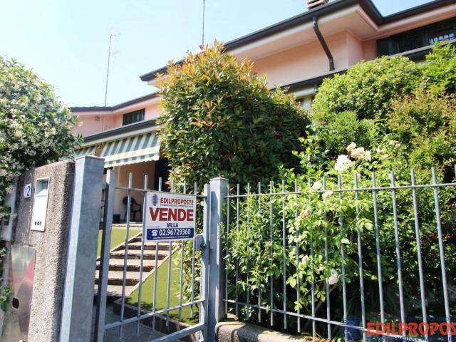 Villa Indipendente in vendita a Lazzate, Lombardia