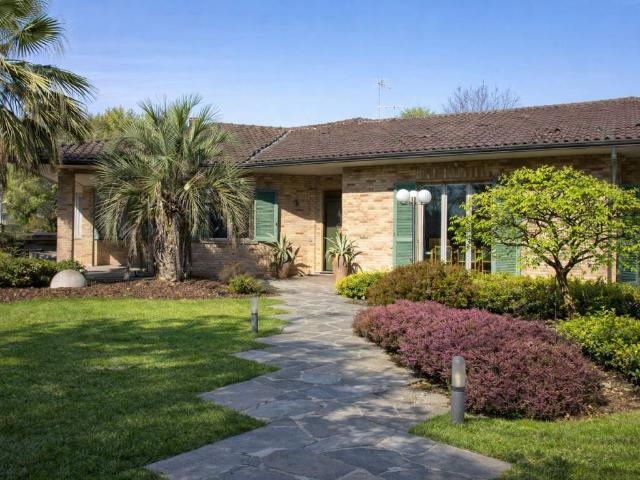 Villa Indipendente in vendita a Lazzate, Lombardia