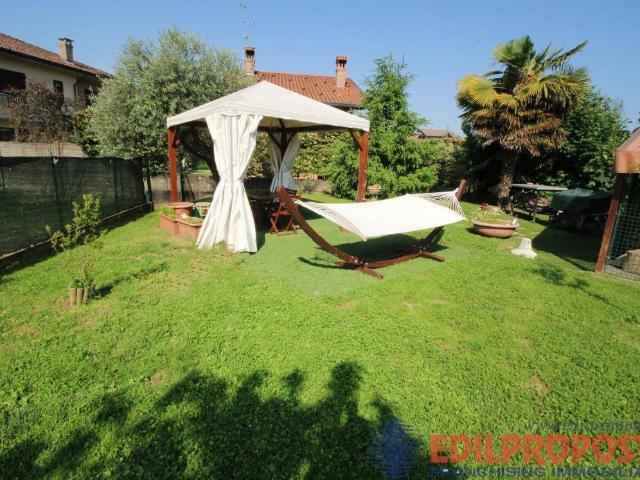 Villa Indipendente in vendita a Lazzate, Lombardia