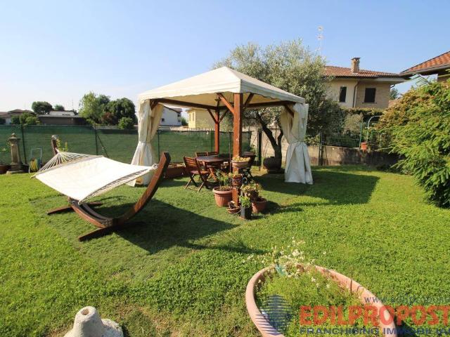 Villa Indipendente in vendita a Lazzate, Lombardia
