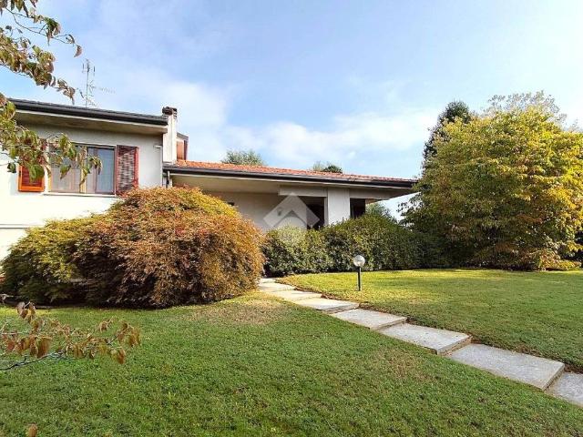 Villa Indipendente in vendita a Lazzate, Lombardia