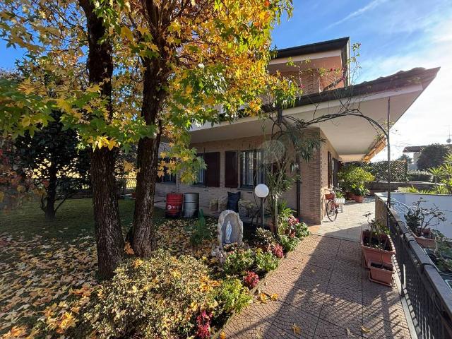 Villa Indipendente in vendita a Lazzate, Lombardia