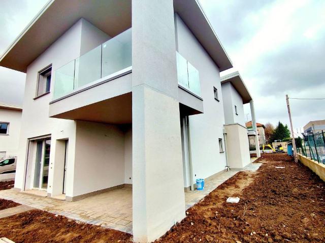 Villa Indipendente in vendita a Lazzate, Lombardia