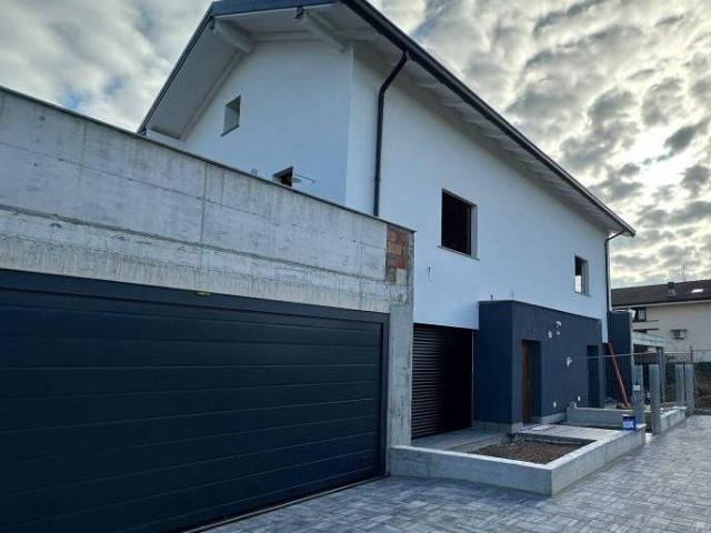 Villa Indipendente in vendita a Lazzate, Lombardia