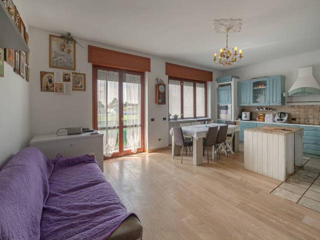 Villa Indipendente in vendita a Lazzate, Lombardia