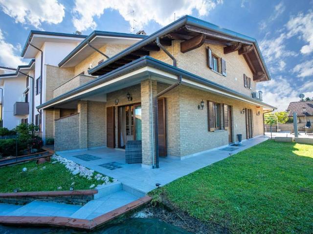 Villa Indipendente in vendita a Lazzate, Lombardia