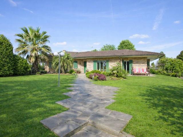 Villa Indipendente in vendita a Lazzate, Lombardia