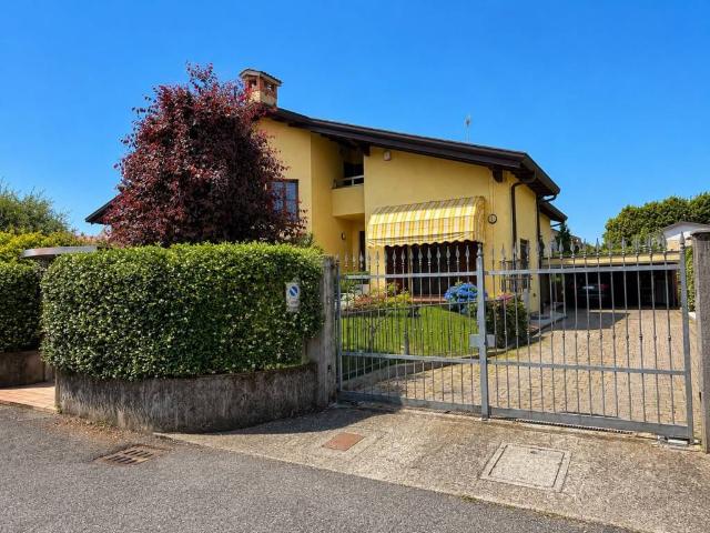 Villa Indipendente in vendita a Lazzate, Lombardia