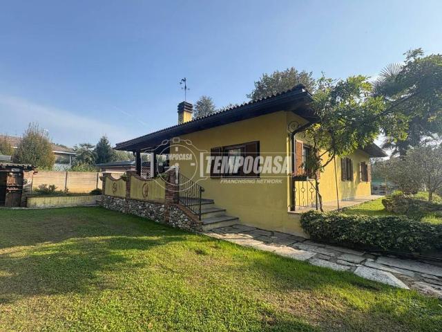 Villa Indipendente in vendita a Lazzate, Lombardia