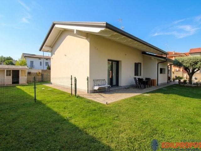 Villa Indipendente in vendita a Lazzate, Lombardia