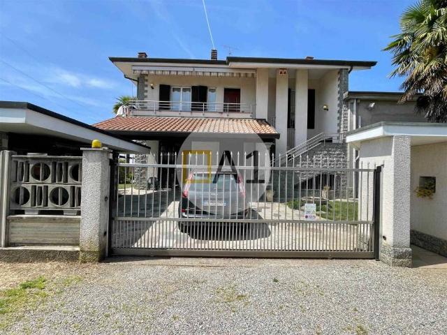Villa Indipendente in vendita a Lazzate, Lombardia