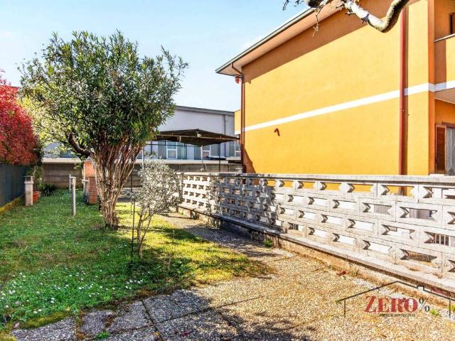 Villa Indipendente in vendita a Lazzate, Lombardia