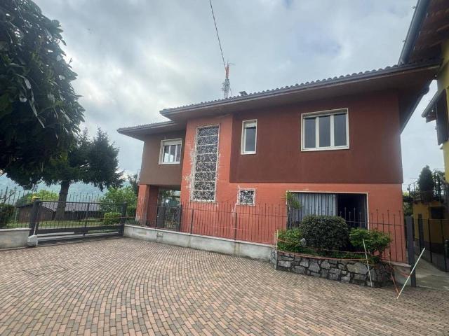 Villa Indipendente in vendita a Leffe, Lombardia