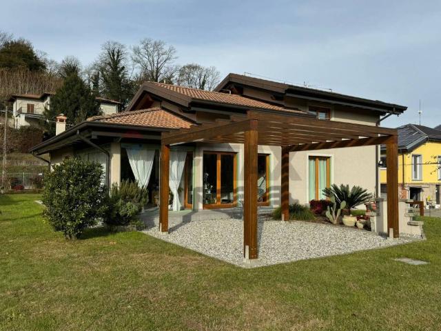 Villa Indipendente in vendita a Unione dei comuni del Medio Verbano, Leggiuno