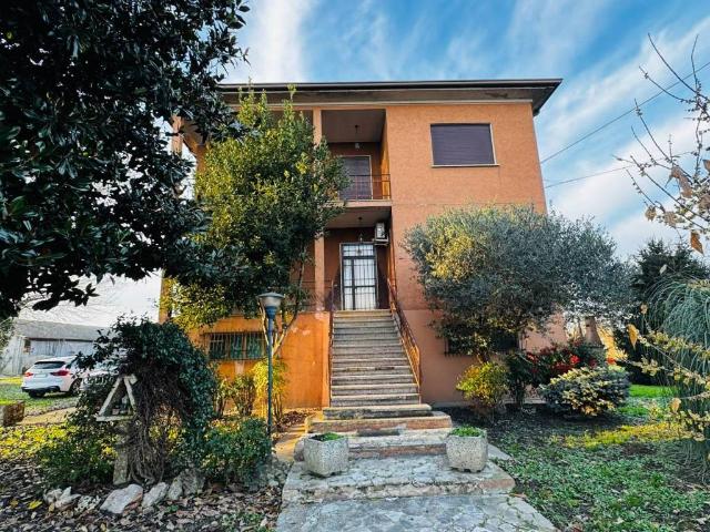 Villa Indipendente in vendita a Legnago, Veneto