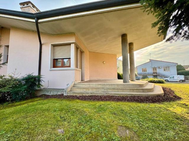 Villa Indipendente in vendita a Legnago, Veneto