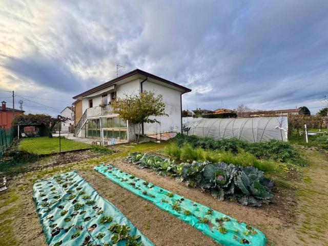 Villa Indipendente in vendita a Legnago, Veneto