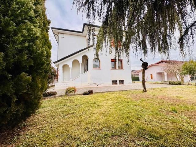 Villa Indipendente in vendita a Legnago, Veneto