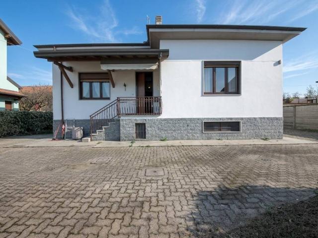 Villa Indipendente in vendita a Oltrestazione, Legnano