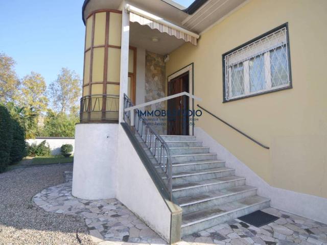 Villa Indipendente in vendita a Oltrestazione, Legnano