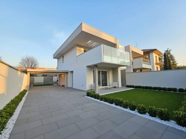 Villa Indipendente in vendita a Oltrestazione, Legnano