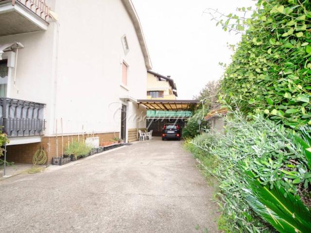 Villa Indipendente in vendita a La Flora, Legnano