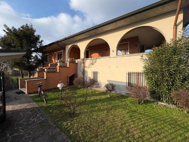 Villa Indipendente in vendita a Leno, Lombardia