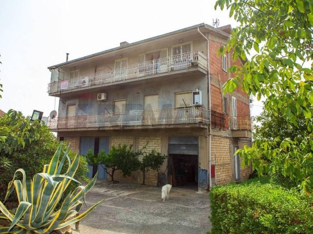 Villa Indipendente in vendita a Leonforte, Sicilia