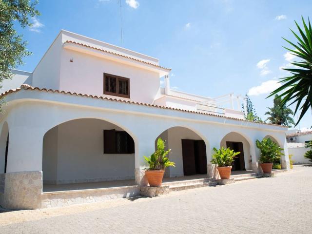 Villa Indipendente in vendita a Leporano, Taranto