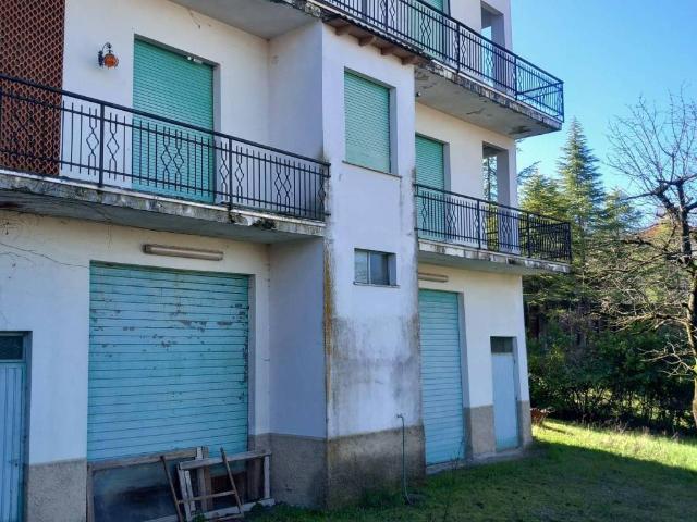 Villa Indipendente in vendita a Lerma, Alessandria