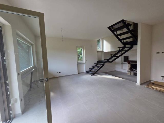 Villa Indipendente in vendita a Comnago, Lesa