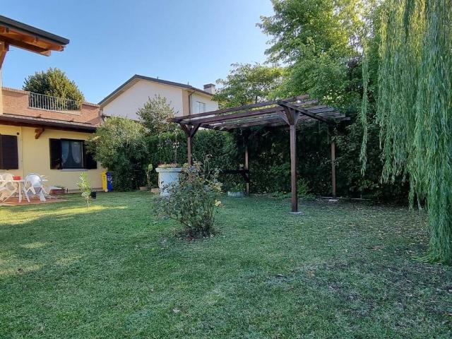 Villa Indipendente in vendita a Lesignano De' Bagni, Reggio Emilia