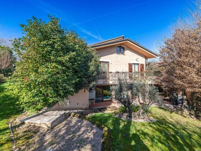 Villa Indipendente in vendita a Lesmo, Lombardia