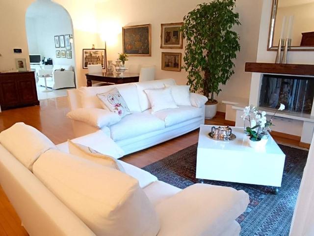 Villa Indipendente in vendita a Lesmo, Lombardia