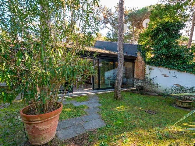 Villa Indipendente in vendita a Lignano Pineta