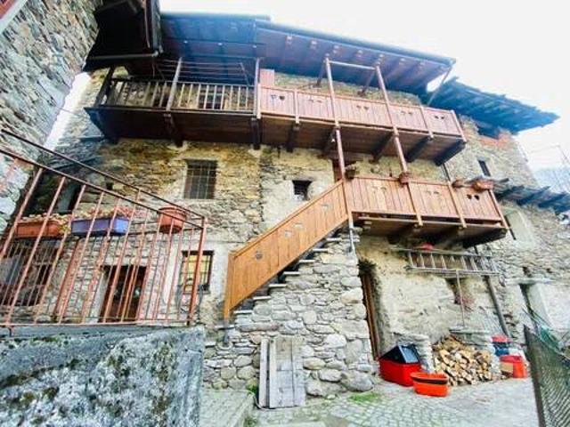 Villa Indipendente in vendita a Lillianes, Aosta
