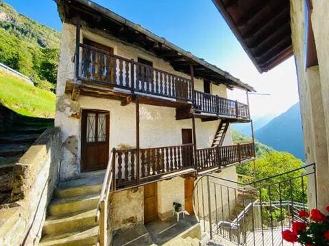 Villa Indipendente in vendita a Lillianes, Aosta